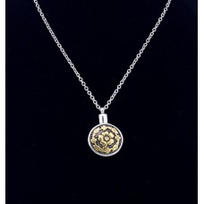 Kegyeleti ékszer kerek aranyozott virág mintával